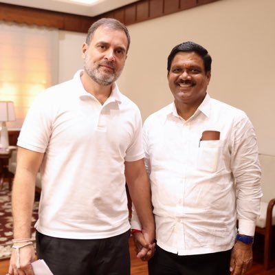 श्री. राहुल गांधी यांची भेट घेताना डॉ. कल्याण काळे